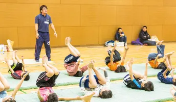 併設のスポーツクラブで指導や運営を実体験イメージ
